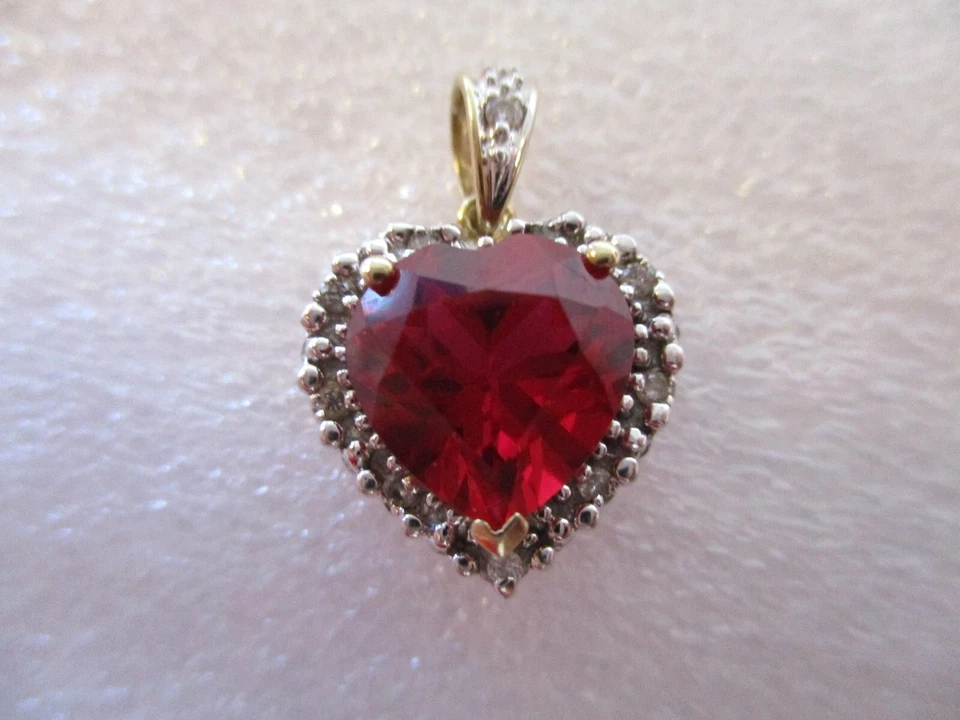 ALWAND VAHAN 10K 黄色和白色黄金钻石和心形宝石吊坠 — 第 2/4 张图片