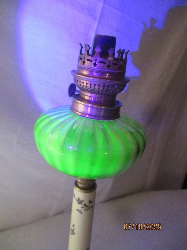 GRANDE LAMPE A PETROLE XIXe VERR OURALINE COLONNE CORINTHIENNE BRONZE PORCELAINE - Photo 3/4