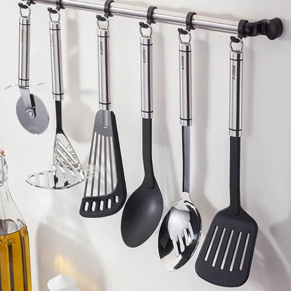 Estante colgante tubular Judge con 6 ganchos Foto 2 de 2