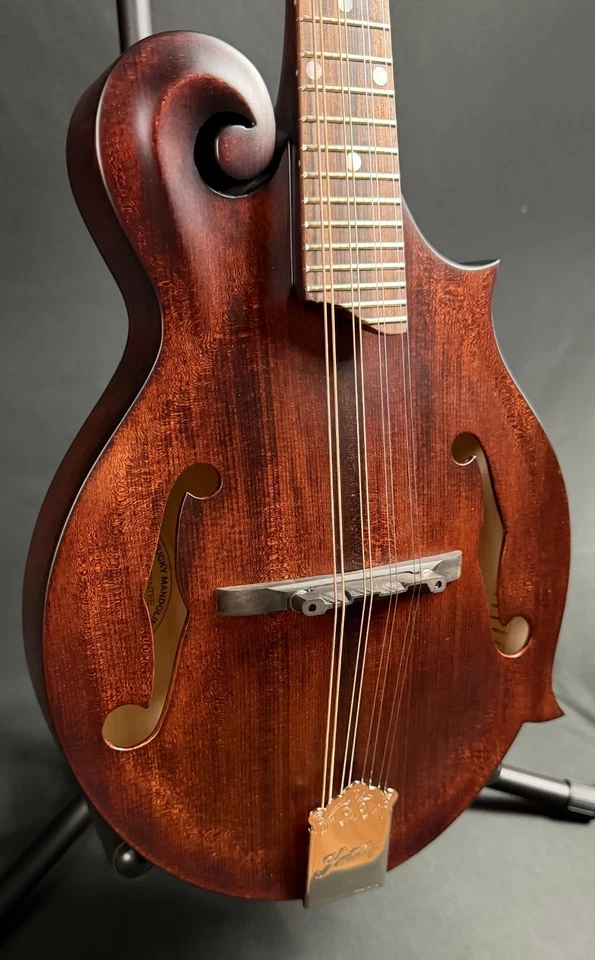 Kentucky KM-606 Стандартная F-Style Мандолина Ореховое Пятно Отделка с Мягким Чехлом - Изображение 3 из 4