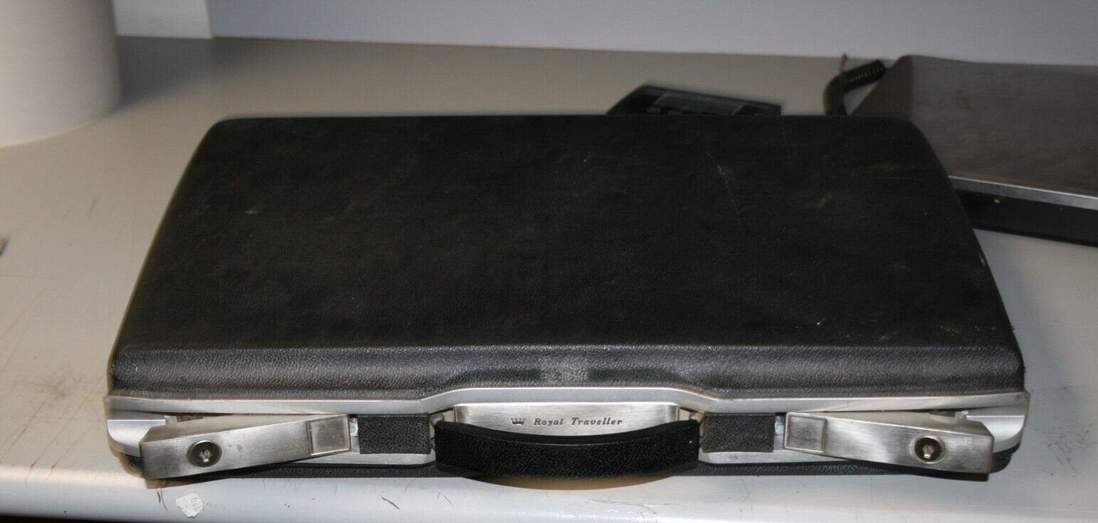 VINTAGE GENTLY USED SAMSONITE ROYAL TRAVLER SLIM HARD SHELL BLACK