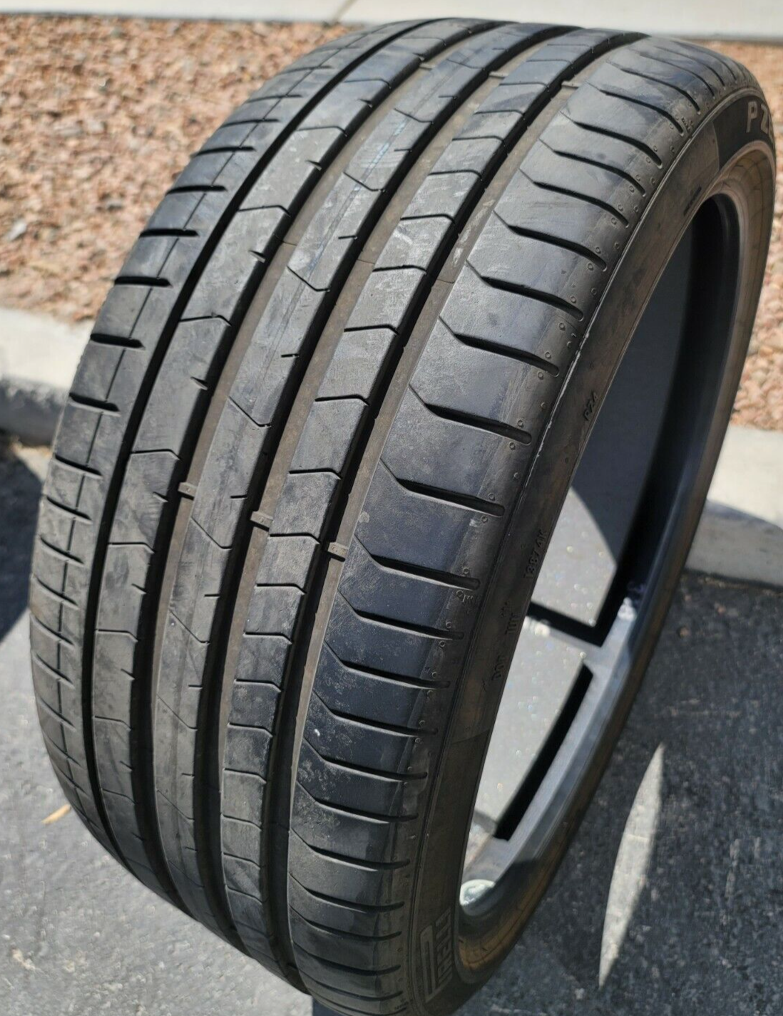 Pirelli P Zero (PZ4) 255/35R21 98W XL (T0) High Performance Tire