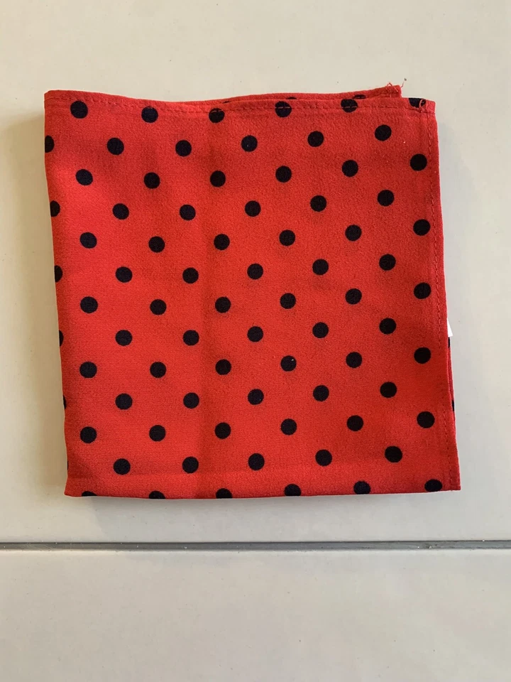 Dos pañuelos cuadrados de bolsillo vintage para mujer lunares rojos y negros Foto 2 de 4