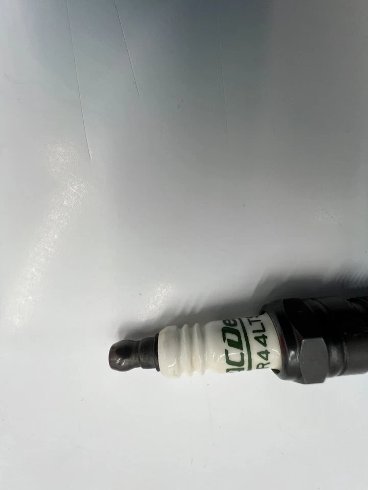 (CANTIDAD 4) Bujía ACDelco R44LTSM 19354418 para Chevrolet Silverado 1500 HD 2007 Foto 3 de 4