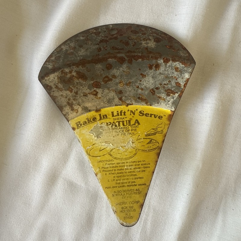 Bake In Lift 'N' Serve" spatula, manufactured by Shera Corp Vintage