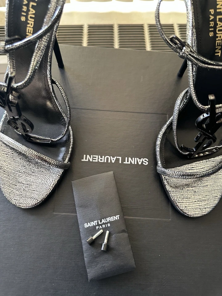 Cartera plegable de cuero negra Saint Laurent Cassandra plateada con logotipo YSL Foto 4 de 4