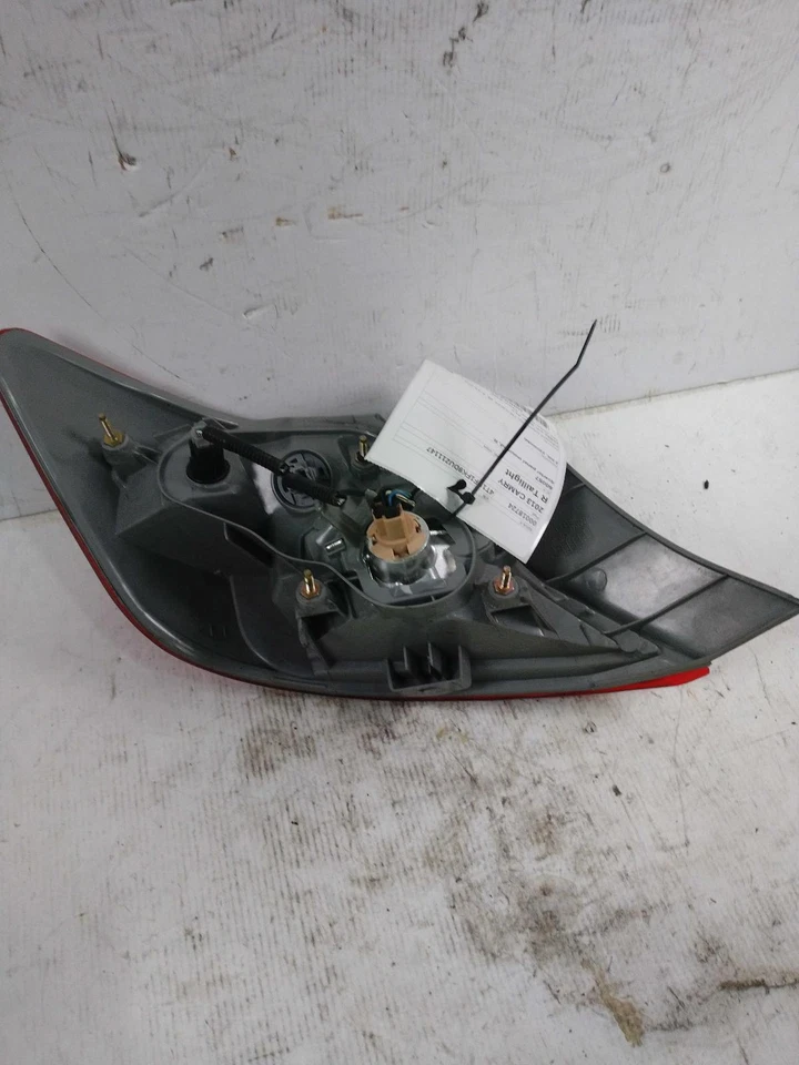 Conjunto de luz trasera derecha usado se adapta a: Toyota Camry 2013 cuarto montado en panel plataforma Foto 2 de 4