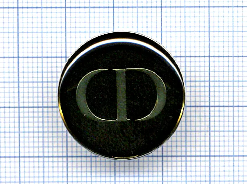 Pin's PARFUMS CHRISTIAN DIOR logo CD sur fond noir Mode France PERFUME Fashion