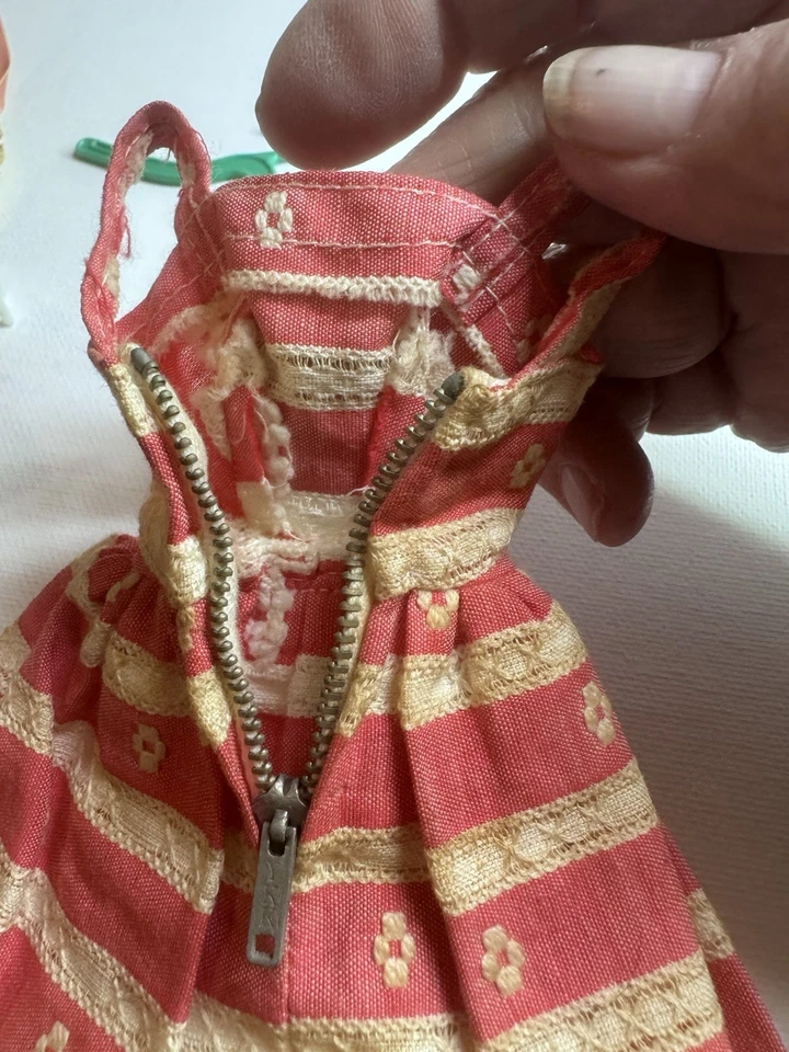 Traje vintage de Barbie 1963 "Busy Morning" #956 • Bonito completo. Solo hecho por-1 año Foto 2 de 4