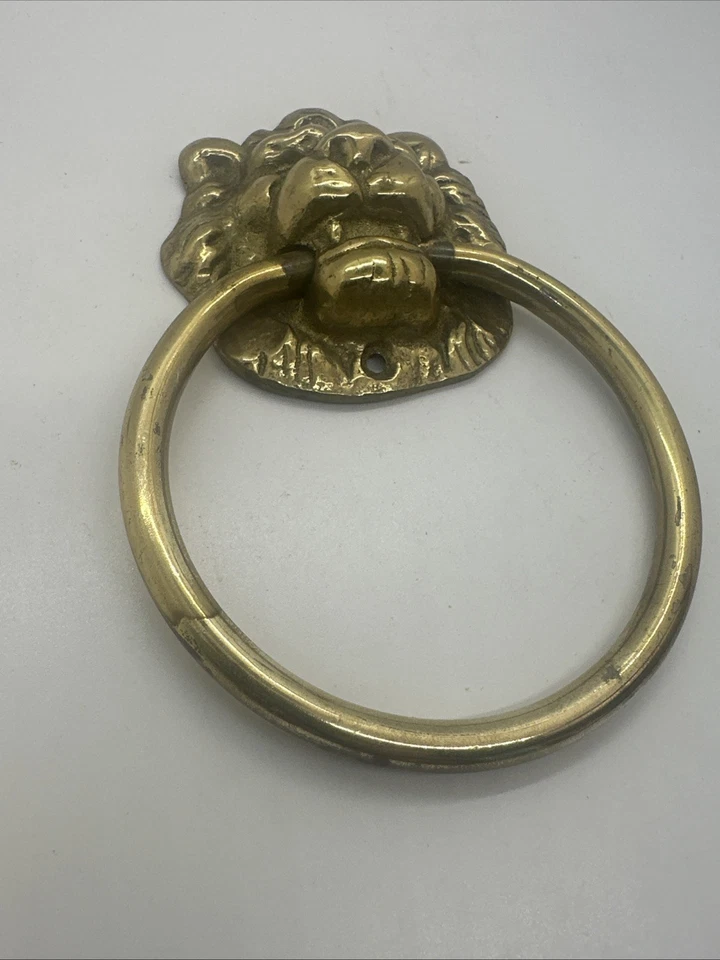 Antiguo cajón de puerta con cabeza de león de latón vintage anillo grande tirador 4" de ancho ENVÍO GRATUITO Foto 2 de 4