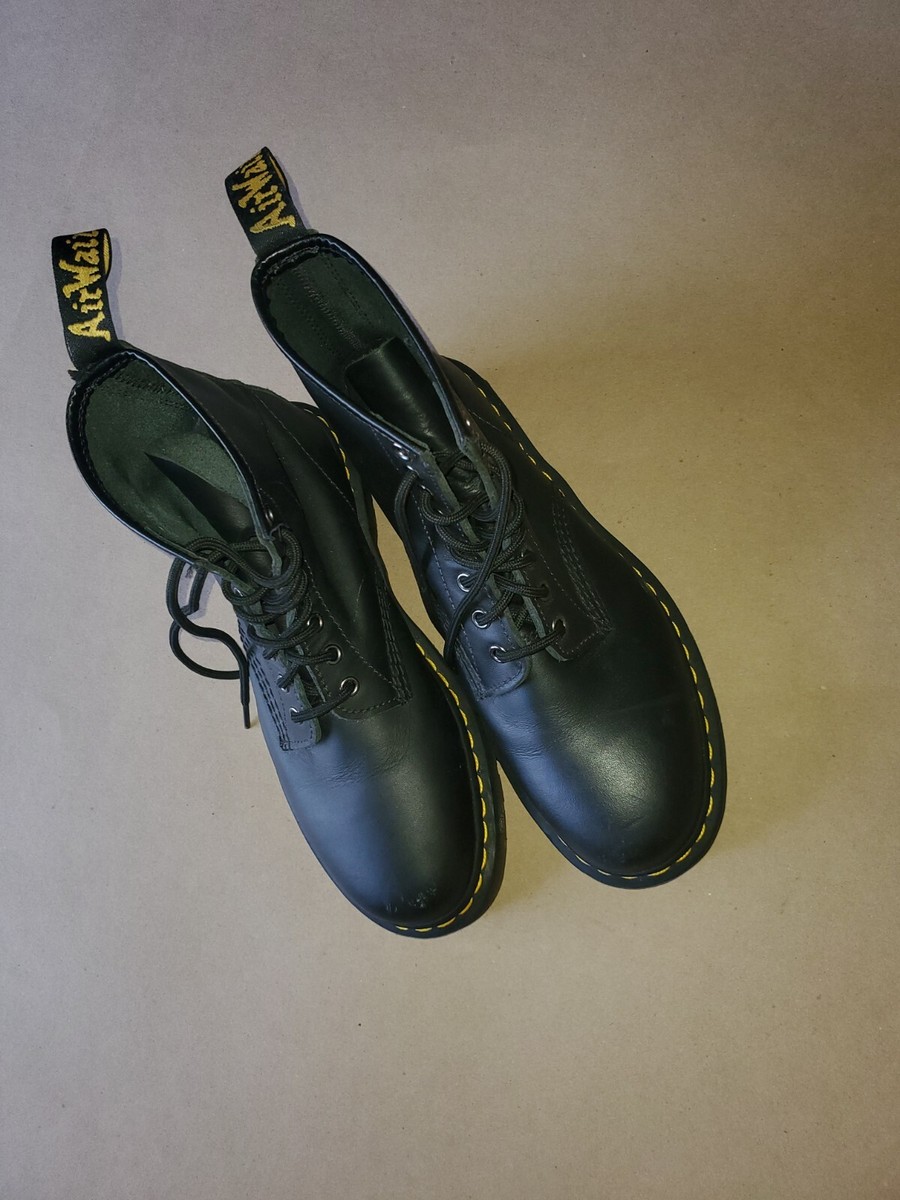 Dr. Martens Air Wair 11822 8 Eye Smooth Leather Boot Black  display picture 2