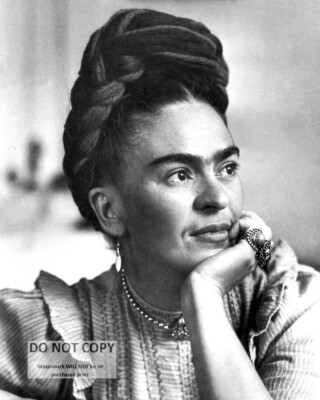 FRIDA KAHLO MEXICAN PAINTER - 8X10 PHOTO (WW-317)
