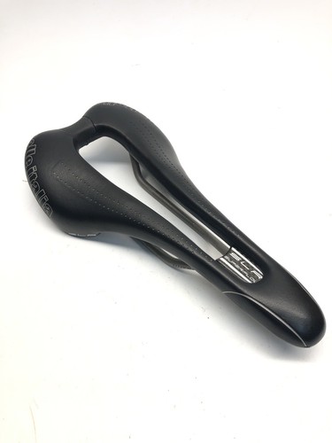 Selle Italia SLR Superflow Saddle Carbon, Titanium Rails, Black 186g, Mint Cond!