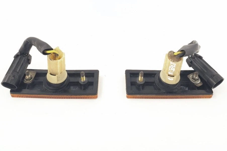 Par de marcadores de parachoques delanteros OEM 2002 Maserati Spyder CC Foto 3 de 4