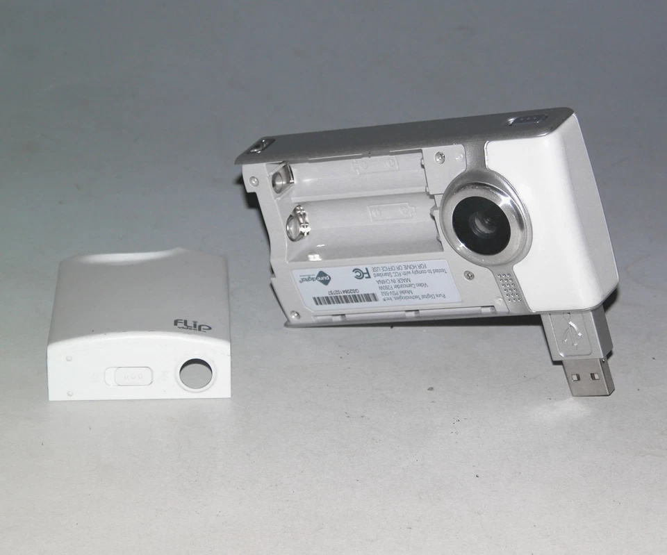 Flip Video F260W / PSV-552 60 Minutes Flash Media Camcorder - White #2757 - Image 4 of 4