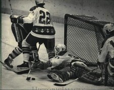 1985 Press Photo Admirals goalie Darren Pang and Steve Blyth stops shot at Arena