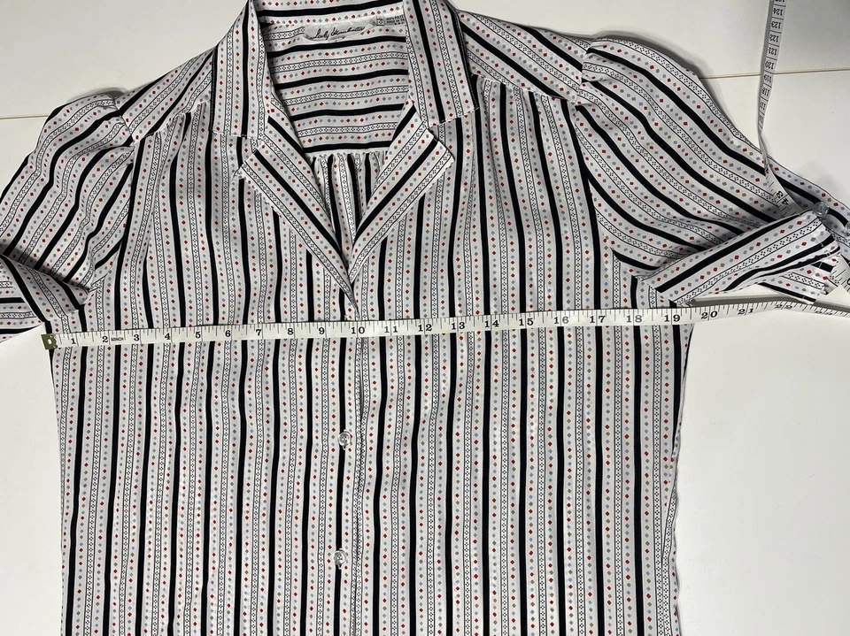 Camisa vintage Lady Manhattan com botões listra preta branca retrô manga curta tamanho 8 - Imagem 4 de 4