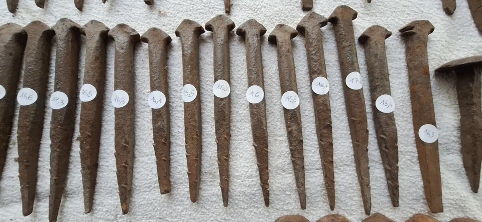 Gros Lot De 96 Ancien Clous En Fer Forgé Grande Taille Art Populaire  - Photo 4/4