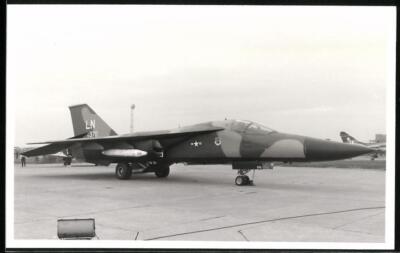 Fotografie Flugzeug General Dynamics F-111 Aardvark der US-Air Force mi Tarnfar 
