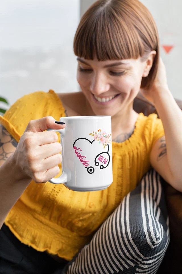 ¡Regalo perfecto para una enfermera o estudiantes de enfermería! Taza de café personalizada RN Foto 4 de 4