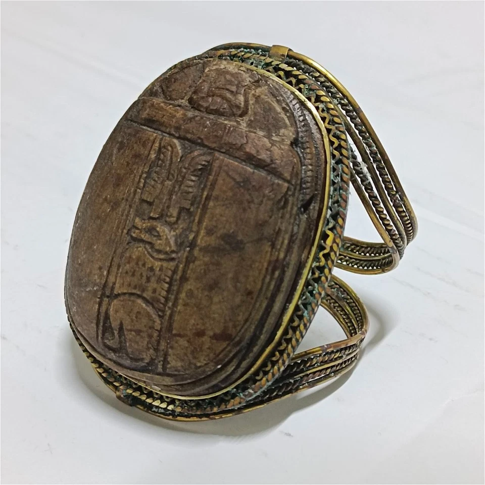 Brazalete escarabajo egipcio vintage - diseño de latón y piedra con detalles jeroglíficos Foto 2 de 4