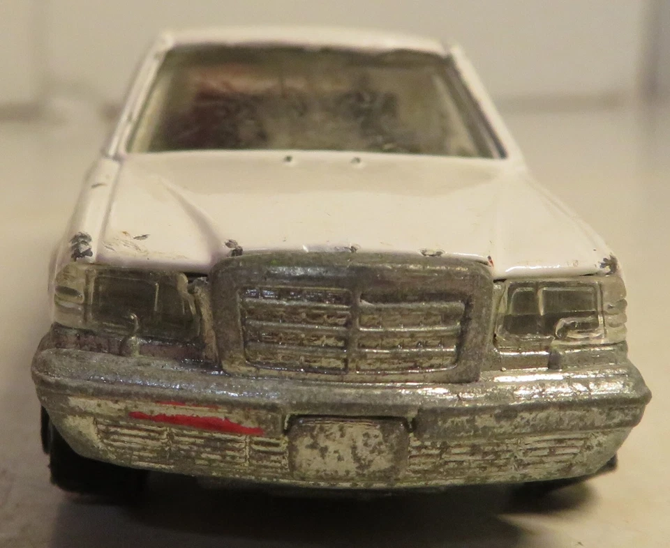 Литой под давлением белый лимузин аэропорта Road Champs Deluxe 1:64 1992 с открывающимися дверями - Изображение 3 из 4