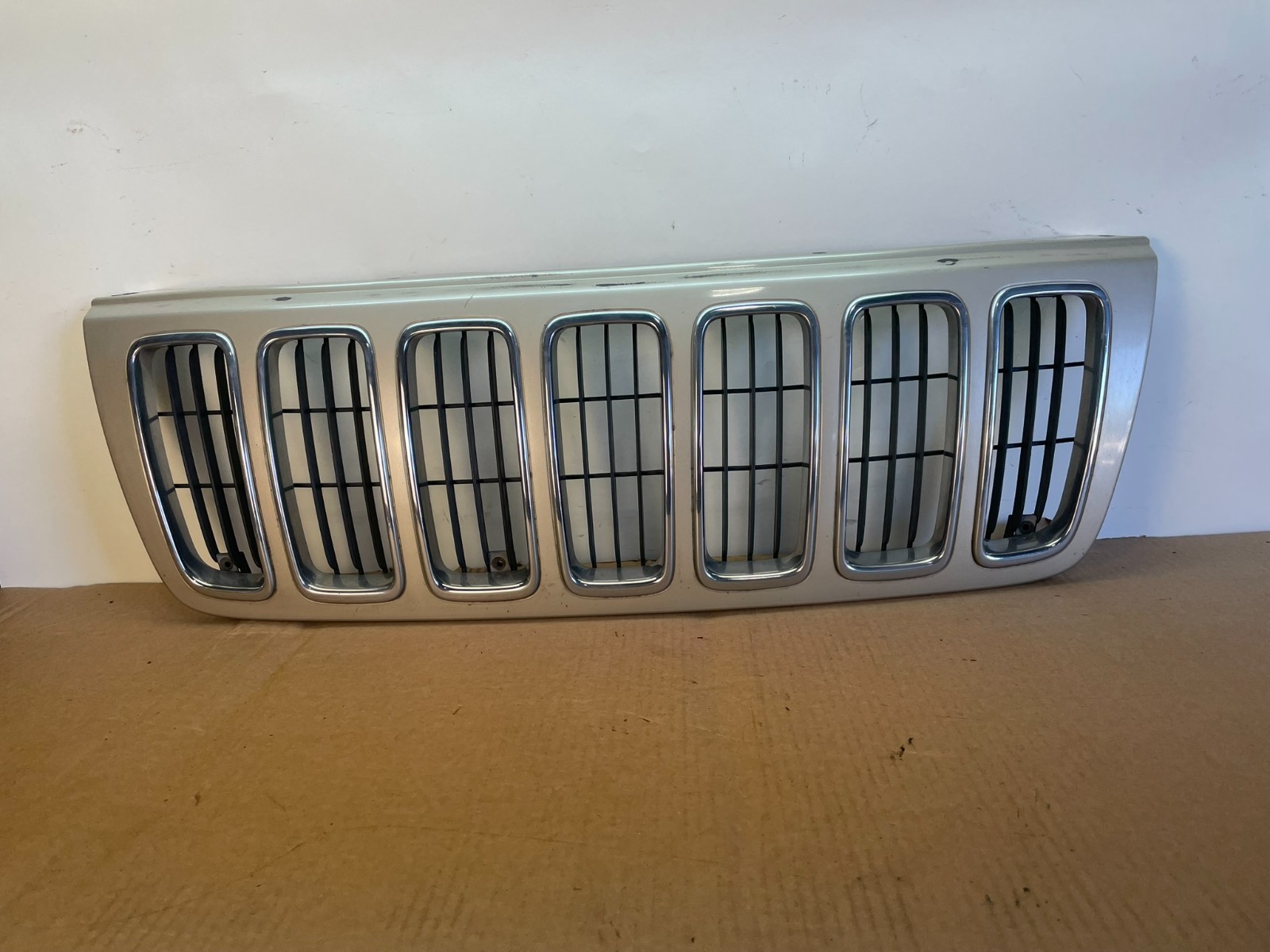 1999 to 2003 Jeep Grand Cherokee Front Upper Grill Grille Oem  AG3099 DG
