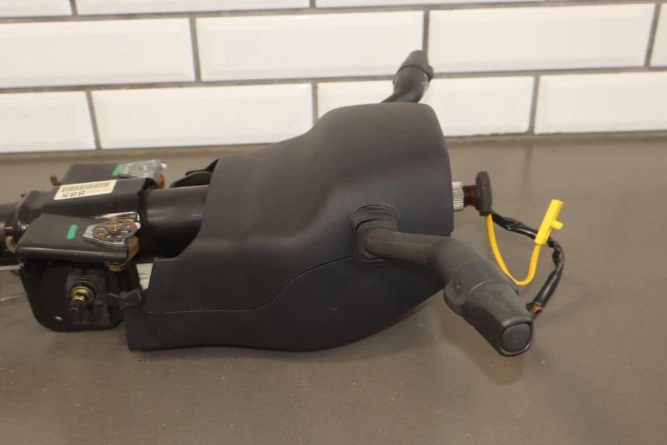 Pontiac GTO 2004-2006 (cambio de piso) columna de dirección con moldura de cuello negro y llave Foto 2 de 4