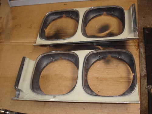 1972 BUICK GS SKYLARK NICE OEM USED HEADLAMP BEZEL SET GM # 1239158 1239159 OEM - Afbeelding 1 van 7