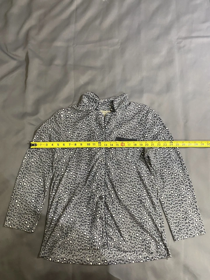 Conjunto de pijama ELLEN TRACY abotonado top SOLO talla mediana gris estampado animal Foto 4 de 4