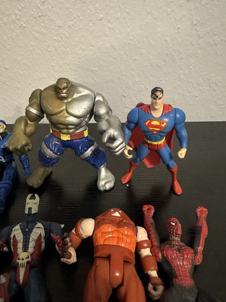 Lote de 11 bonecos de ação Marvel dos anos 1990 Superman, Spiderman, Two Faced e mais - Imagem 4 de 4