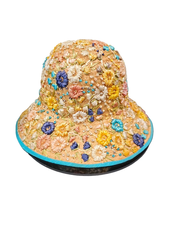 Sombrero cubo de paja hecho a mano vintage cubierto con bordado de rafia Foto 4 de 4