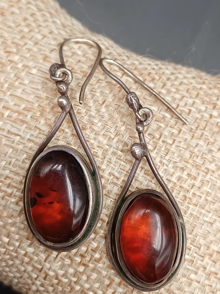 ORECCHINI PENDENTI ETNICI CON CABOCHON AMBRA NATURALE - Immagine 2 di 4