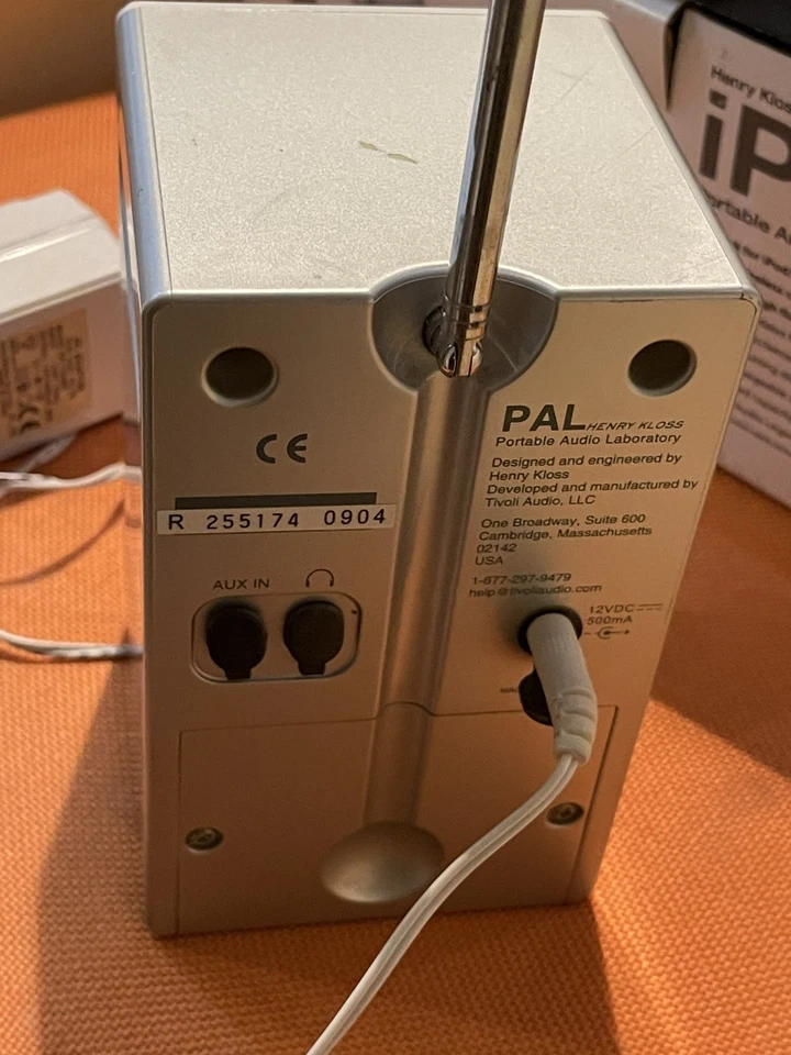 Tivoli PAL Henry Kloss tragbares Audio Labor AM/FM Radio mit Audioeingang - Bild 3 von 4