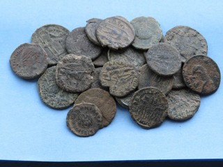 Konvolut 25 Stück Römische Bronze Münzen Original