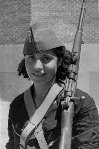 woman partisan in military uniform with a rifle WW2 Photo Glossy 4*6 in M031