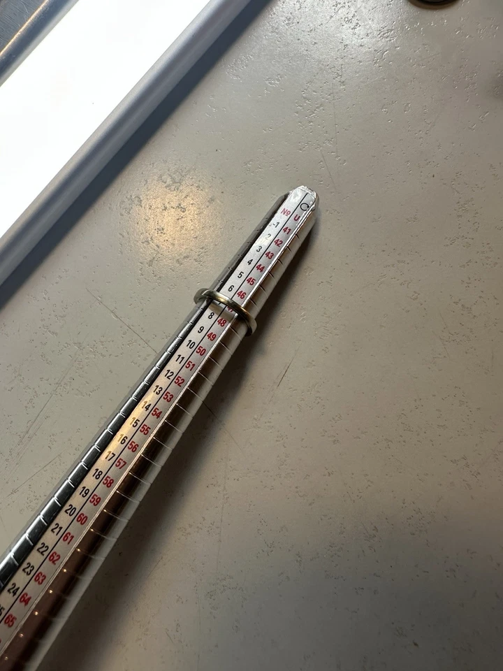 Alianza de boda de oro blanco de 10k usada talla 4 Foto 3 de 4