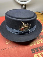 Capas Design Americana Navy Blue Feather Fedora Hat 100% Wool Made in USA Medium