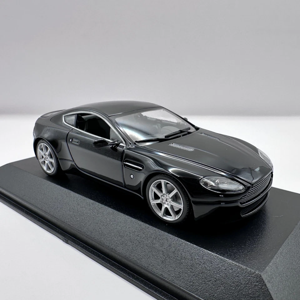 MINICHAMPS Aston Martin V8 Vantage 2005 Model Car 1:43 Scale Black 400137420 - Image 4 of 4