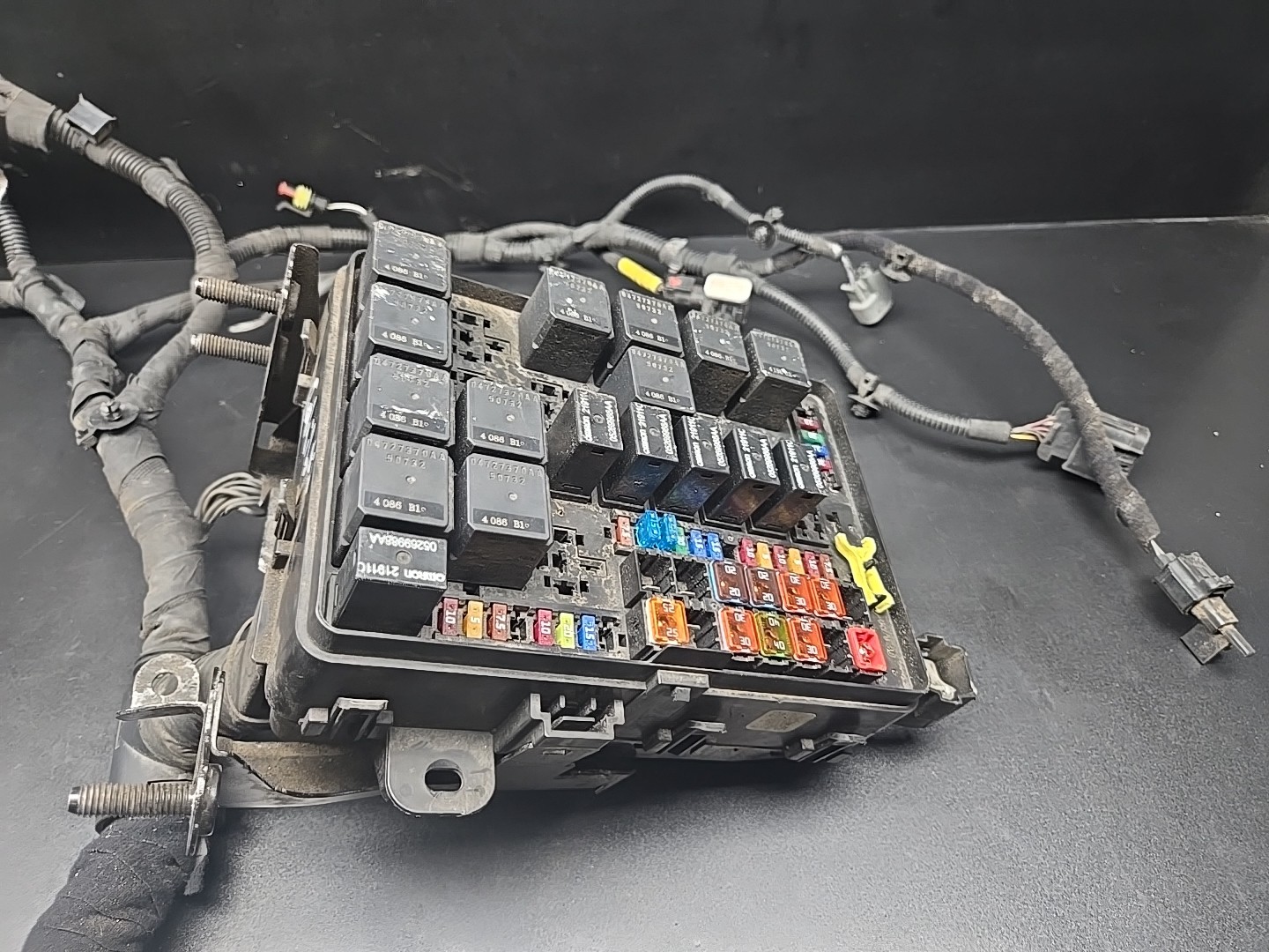2014 - 2017 MASERATI GHIBLI M157 3.0L FRONT RIGHT ENGINE BAY FUSE BOX 670008649