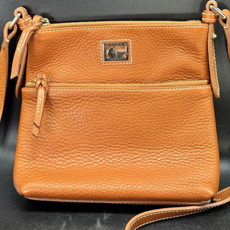 Cartera Bandolera Dooney & Bourke Dillen Porta Letras Caramelo Marrón Dorado Acentos Foto 2 de 4