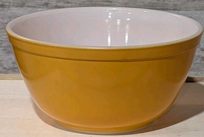 VINTAGE PYREX YELLOW 1 1/2 QT MIXING BOWL 402