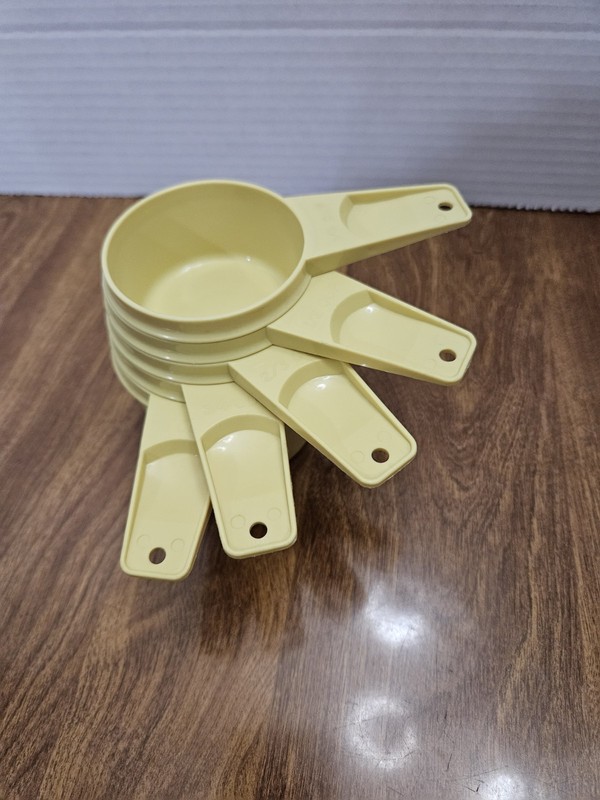 Vintage Tupperware Gold Measuring Cups Set Of 5