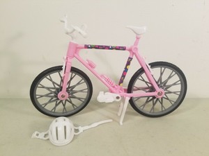 muñeca que monta bicicleta