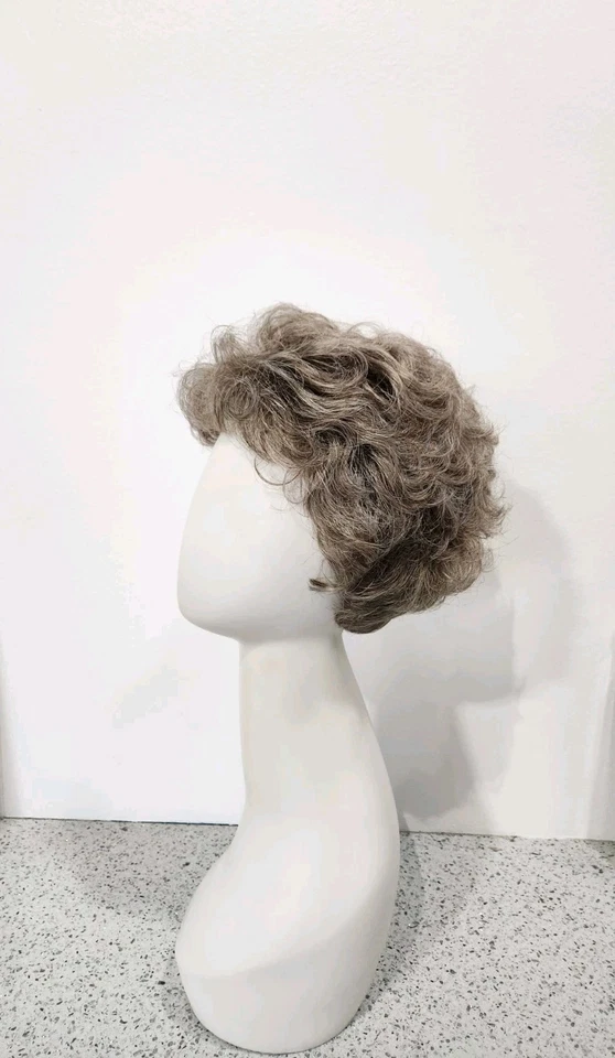 Peluca corta Petite Ivy de Tony Of Beverly 48 beige rubia gris rizada talla PETITE Foto 4 de 4
