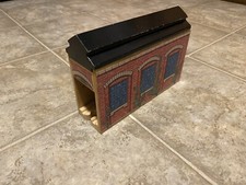 P828 Thomas Wooden Railway Special Single Engine Shed Good Condition