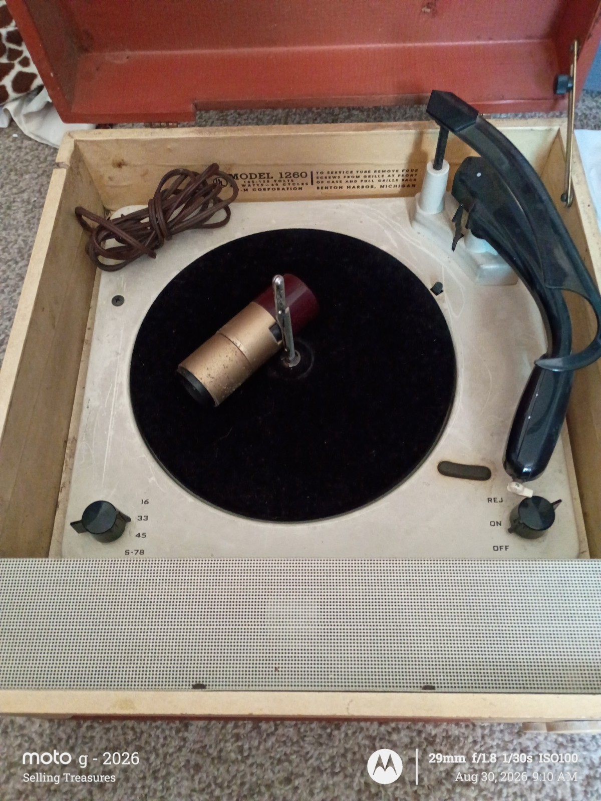 1950's "THE VOICES OF MUSIC" TURNTABLE Runs NEEDS New SPEAKER