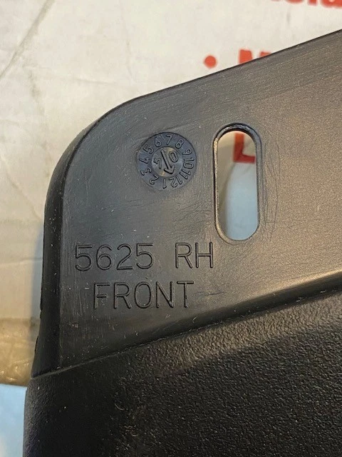 Juego de guardabarros delantero Husky Liners 56251 para camioneta 99-04 GM 00-01 Sub Yukon/XL Foto 4 de 4