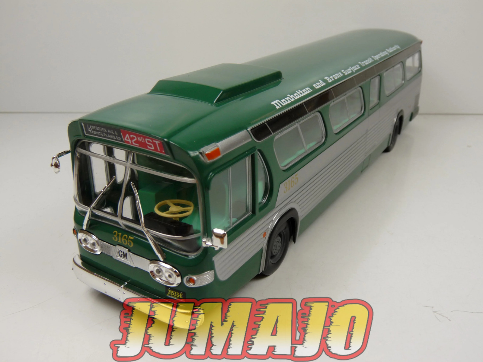 Souvenir de New York 1965 avec l'autobus miniature GM Fish Bowl 1/43 IXO Hachette