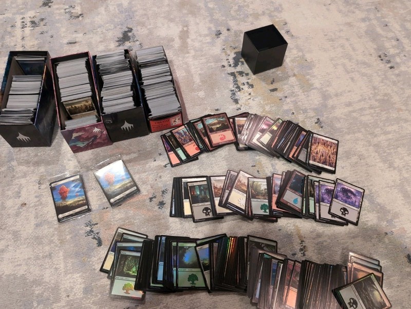Magic: The Gathering | Land Station | 2000 Basic Land Cards | English Foil & Non